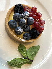 buffet Kull bar Rooftop Pop Up Tarte au Citron mit frischen Beeren (©Fitio: Martin Schmitz)